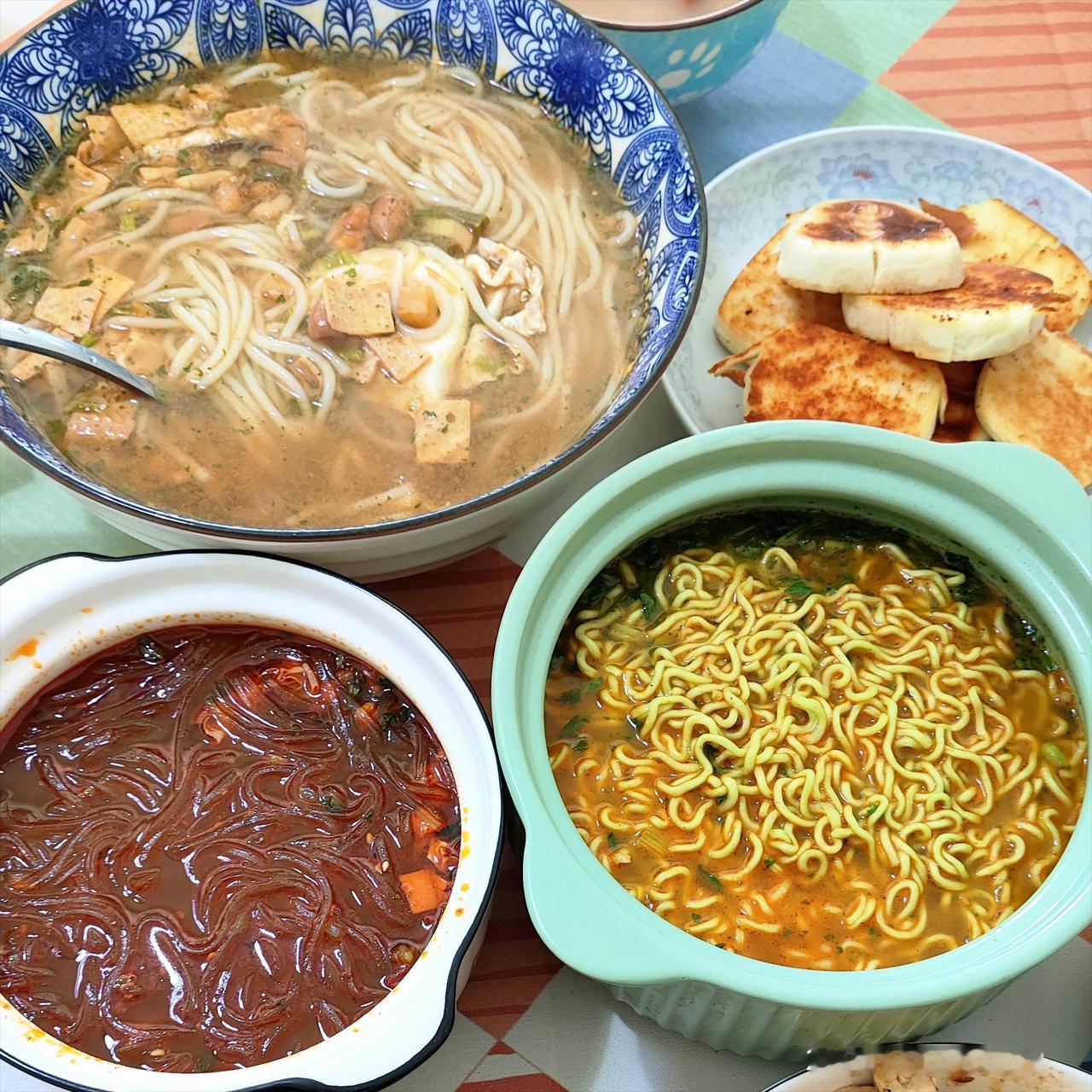 今天太忙了，给老公做了三个方便大餐……

香菜螺蛳粉，香菜方便面，酸辣粉。

[