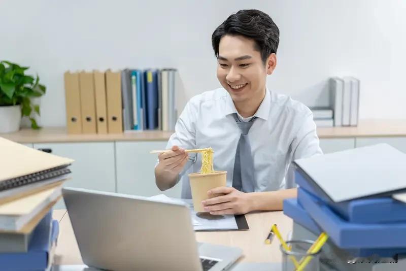 男人上班带饭丢人吗？这一话题在评论区引发了激烈的讨论。有人认为带饭显得寒酸、没面