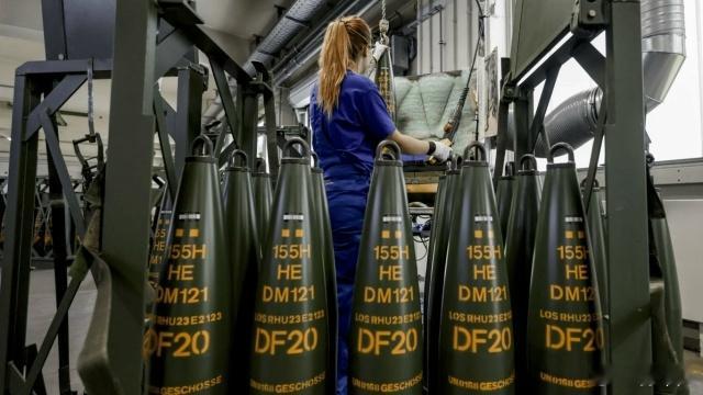 德国在弹药生产方面超过美国,莱茵金属公司负责人说德国最大的国防集团将军用卡车的产