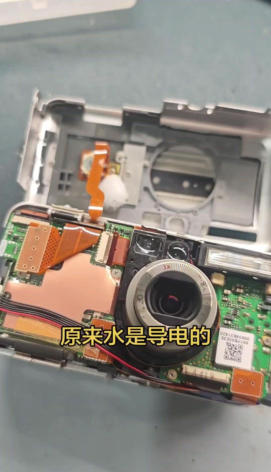 💡原来水真的可以导电。之前一直以为水导电是很抽象的知识点直到亲眼看到开关滴了一