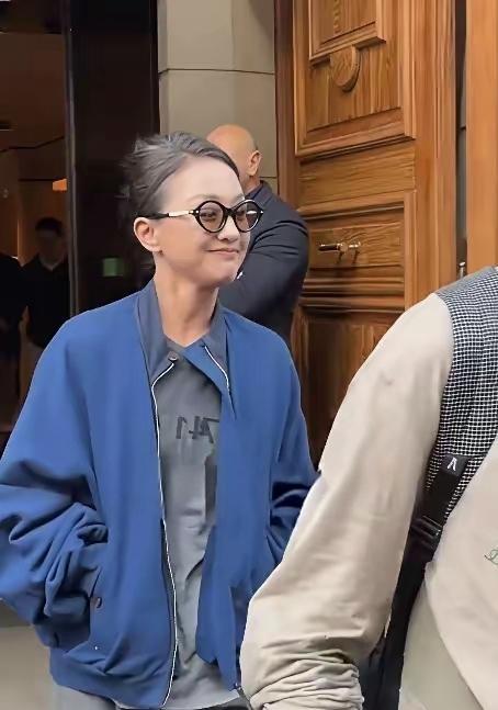 相由心生这事儿，
周迅真没骗人！
快50岁的她，没有医美堆砌的紧绷感，素颜生图里