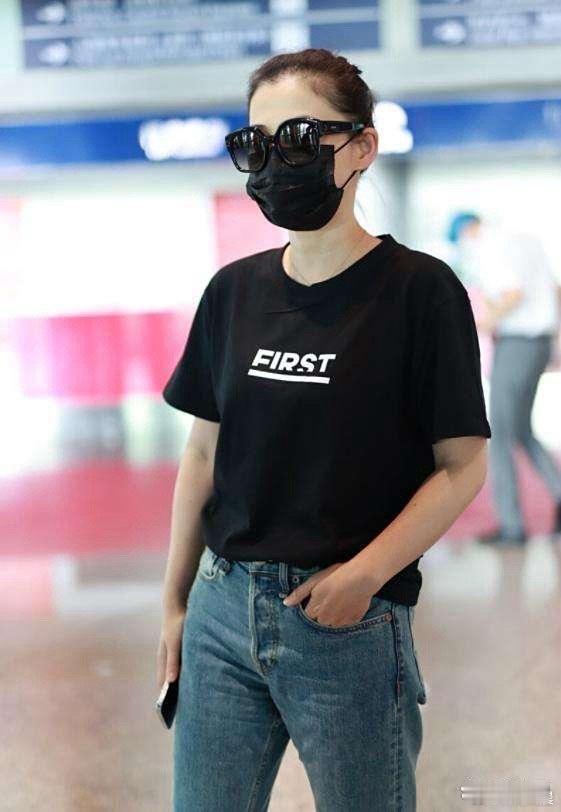 梅婷减肥成功减龄10岁，黑T配牛仔裤，简约时髦～ ​​​