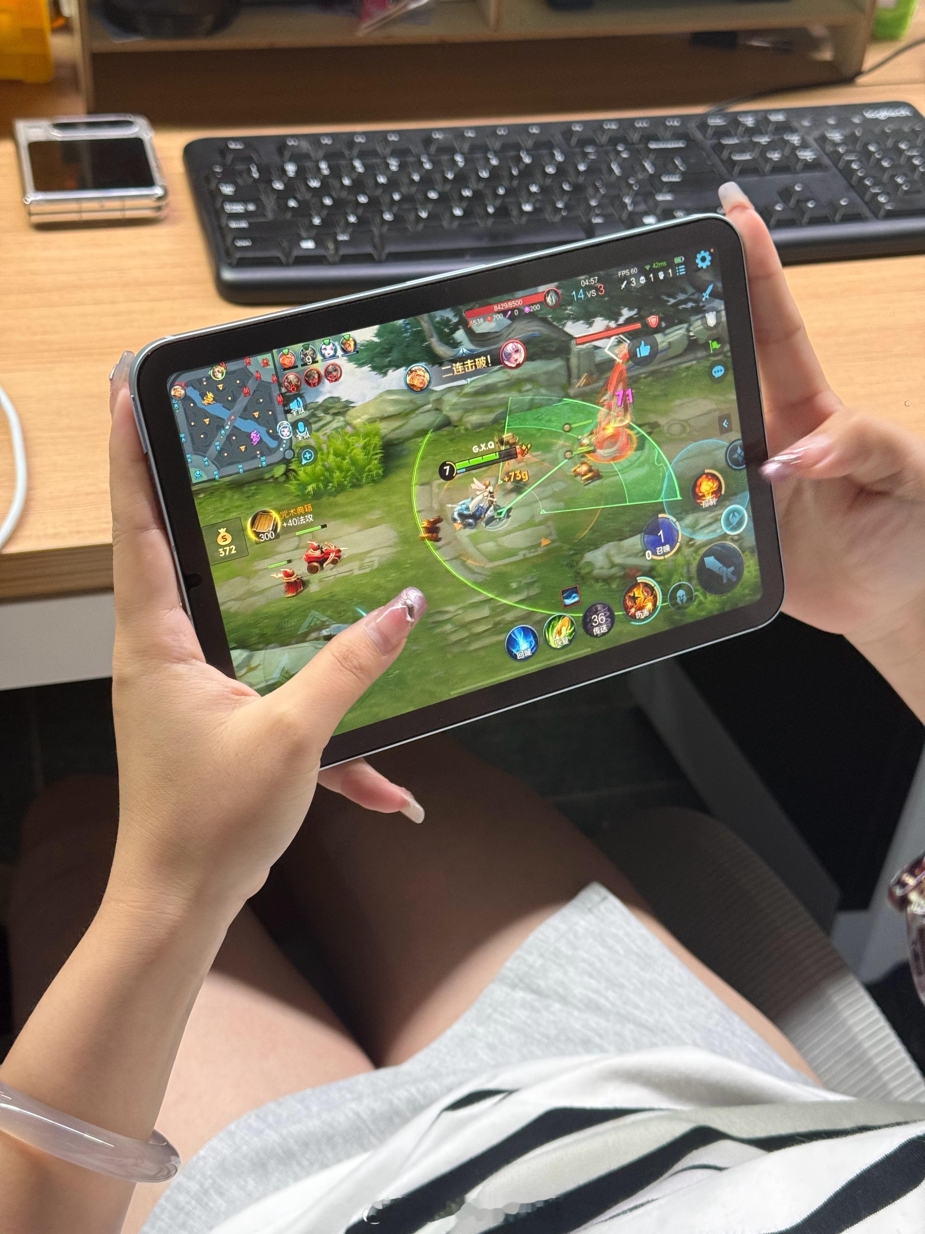 就是说对于我来说iPad mini打游戏还蛮爽的呀[并不简单]尺寸刚好，够大够沉