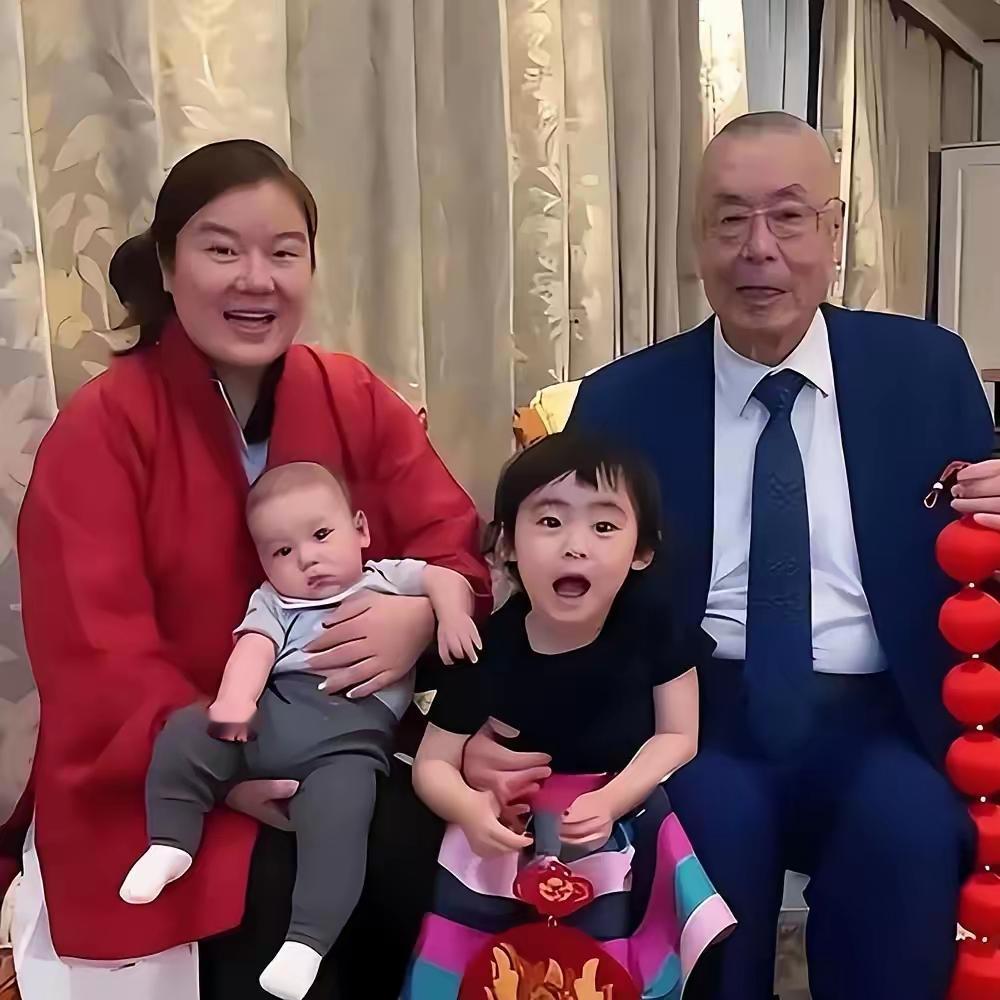 2026年那张97岁刘诗昆和小女儿、小儿子及小37岁夫人孙颖的合影，看着真是温馨