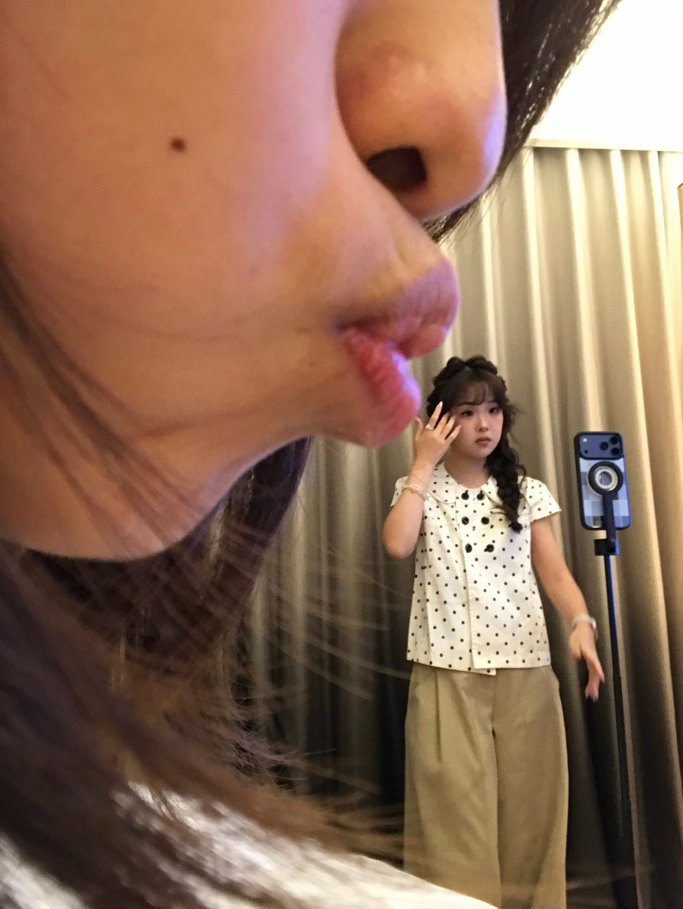 小女子正在专心工作中 打开手机就看到我妹拍了这么抽象的照片[收到] ​​​