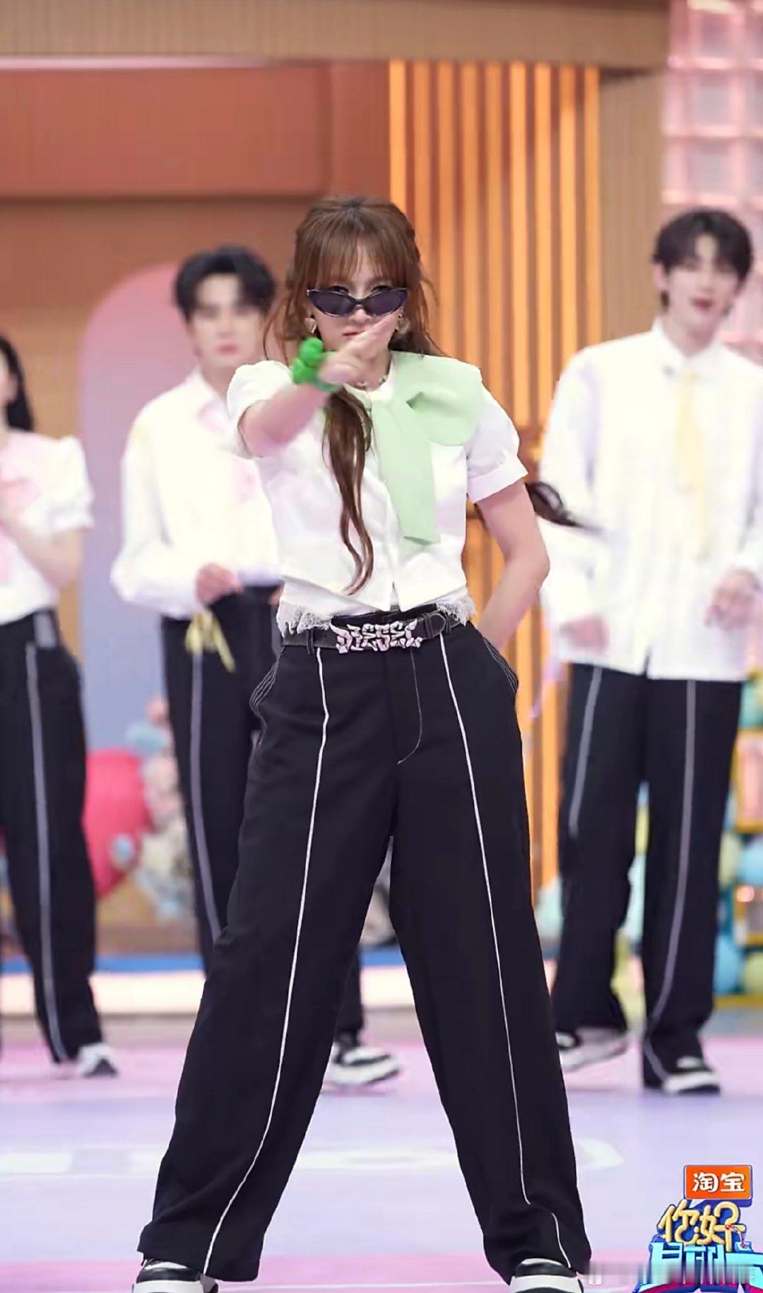 孟佳cha了复仇摇 孟佳一跳舞就自带高光，复仇摇又飒又拽，瞬间点燃全场气氛！你好