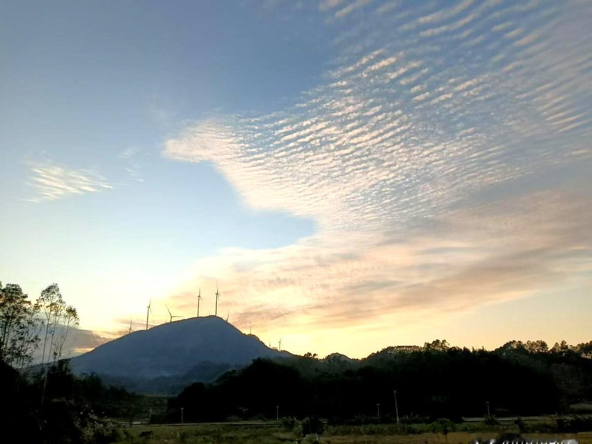 亲爱的，如果，你爱上了一个不可能在一起的人，
他刷到了她结婚的消息，只是发了句祝