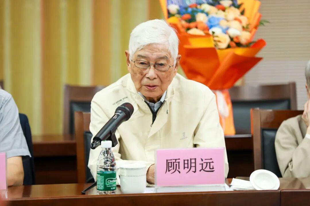 顾明远与南京市中小学界北师大校友代表座谈会在南师附中实验初中举行
​      