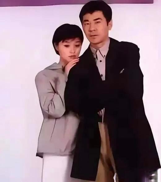 年轻时候的吴越和陈建斌，两个人都一脸青涩！ 