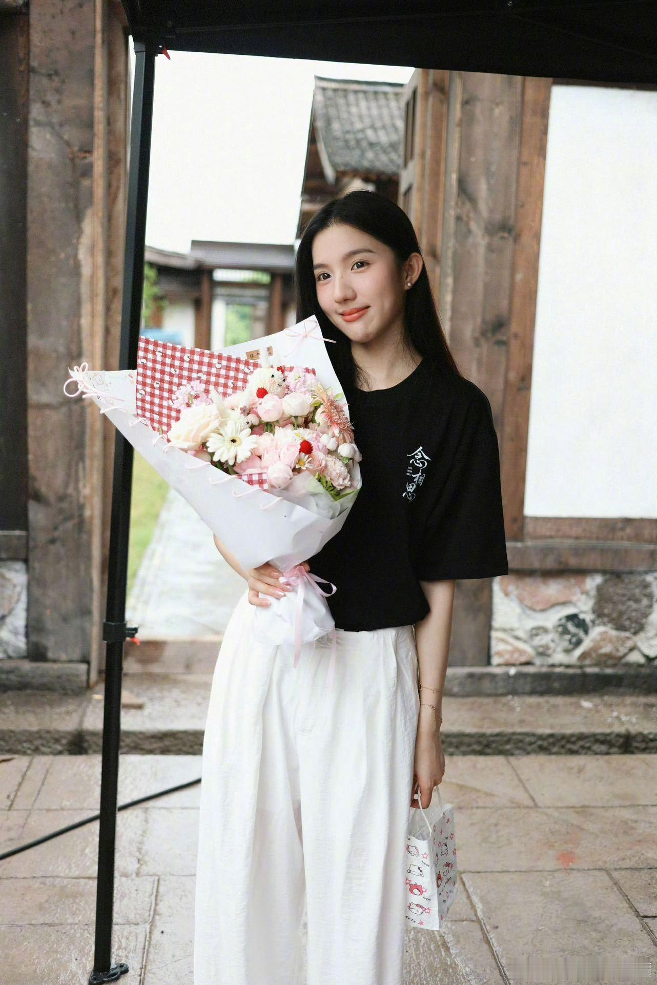 苏晓彤出演虞书欣新剧女二苏晓彤念相思开机状态《念相思》开机啦！苏晓彤出演虞书欣新