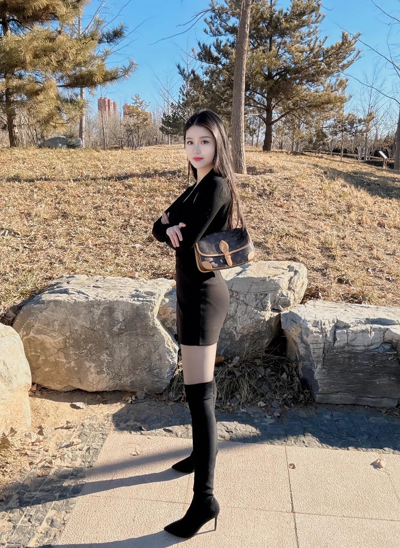 冬日暖阳下的时尚穿搭，黑色皮草外套与高筒靴的完美搭配，尽显优雅与自信。