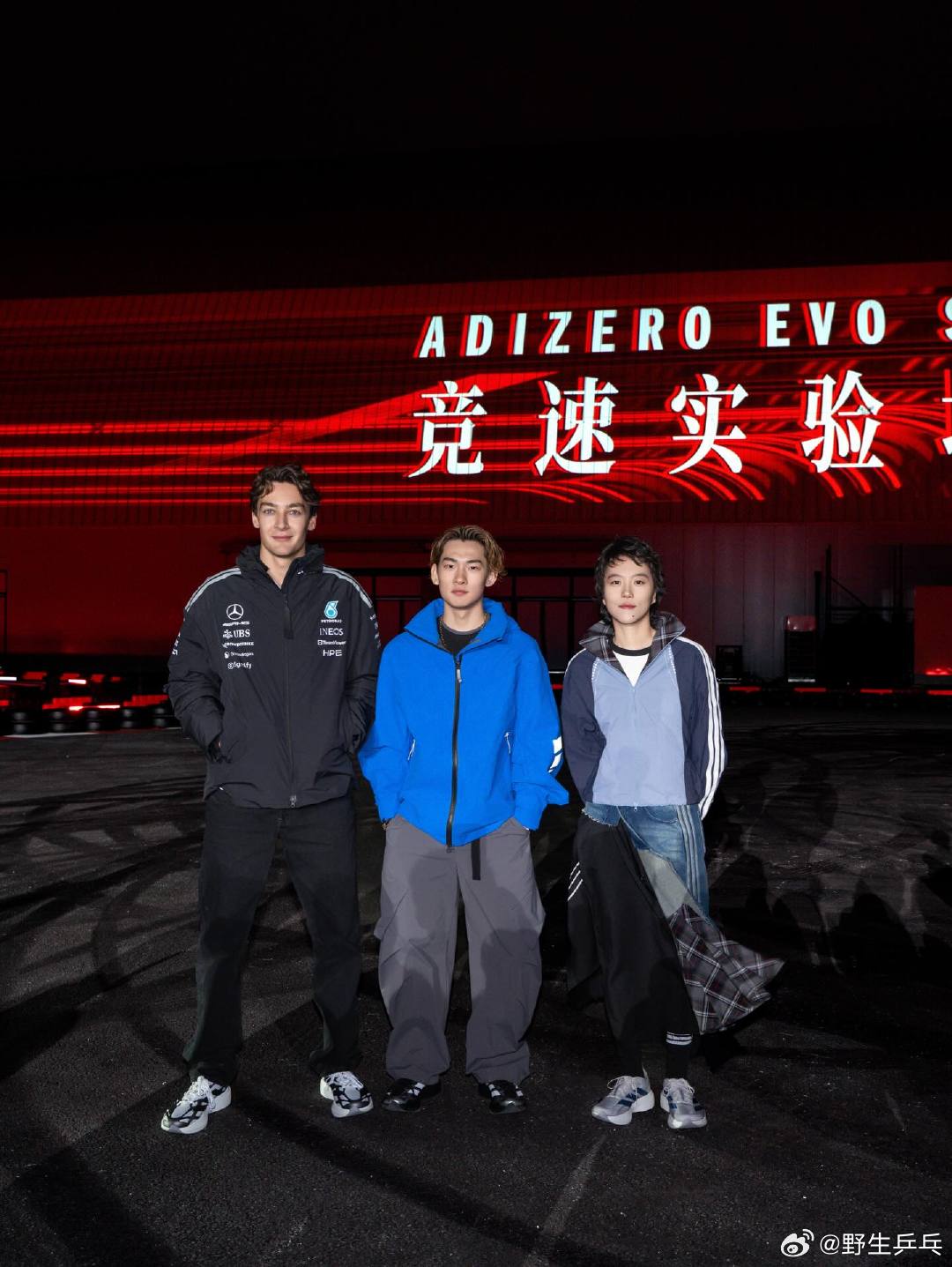 苏翊鸣晒与拉塞尔合照 更新社媒晒出参加活动，与拉塞尔和窦靖童的合照中国大奖赛唯一