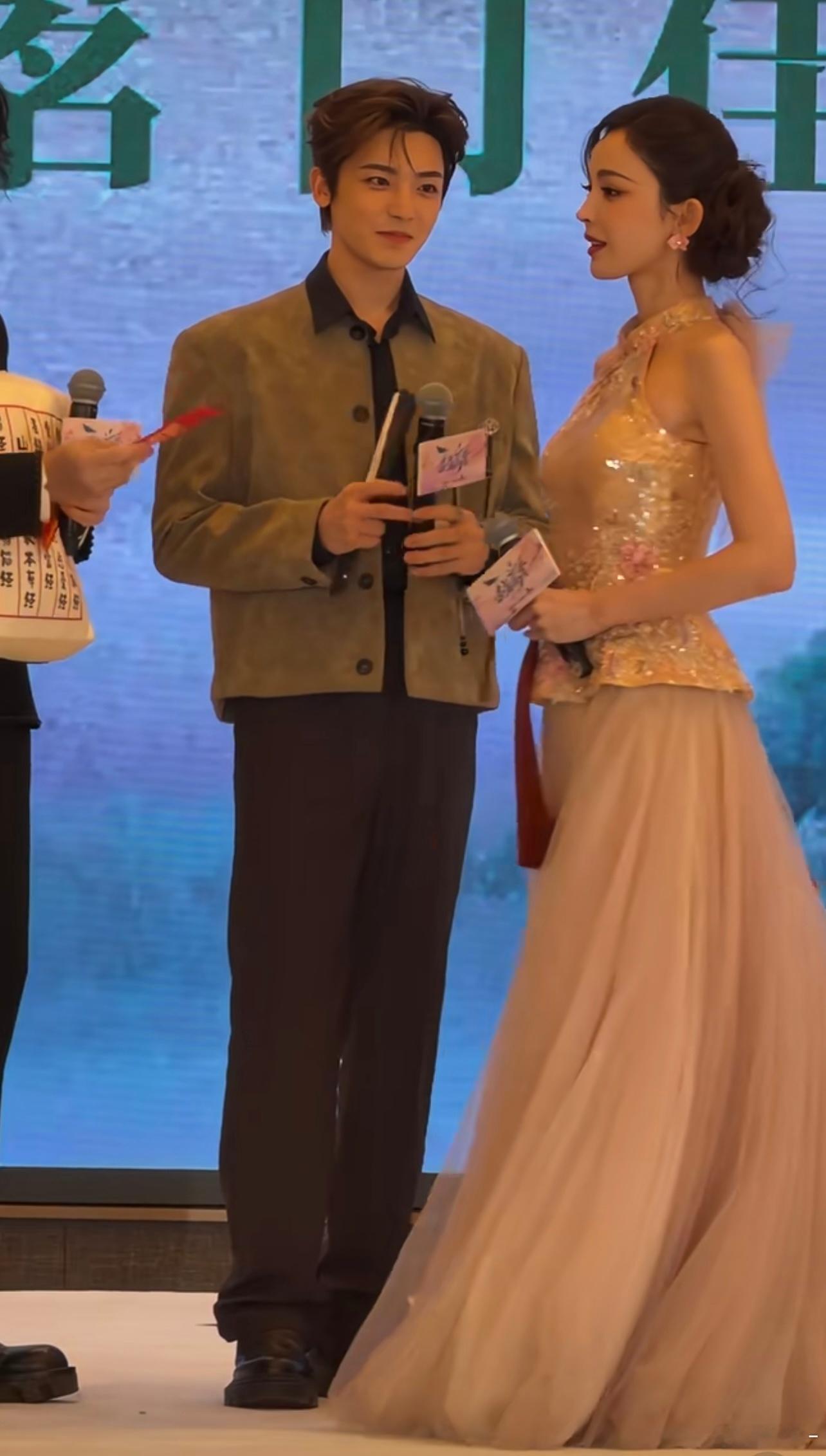 娜扎居然穿的平底鞋， 太照顾男主身高了吧！ 