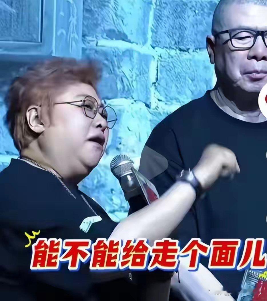 一句随口的客套话直接拖垮韩红积攒多年的口碑，她现身老友冯小刚新片首映现场，当众恳