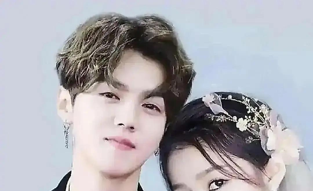 2017年，鹿晗做了一笔最差劲的资产收购。
官宣当天，微博服务器瘫痪。
他挥手告