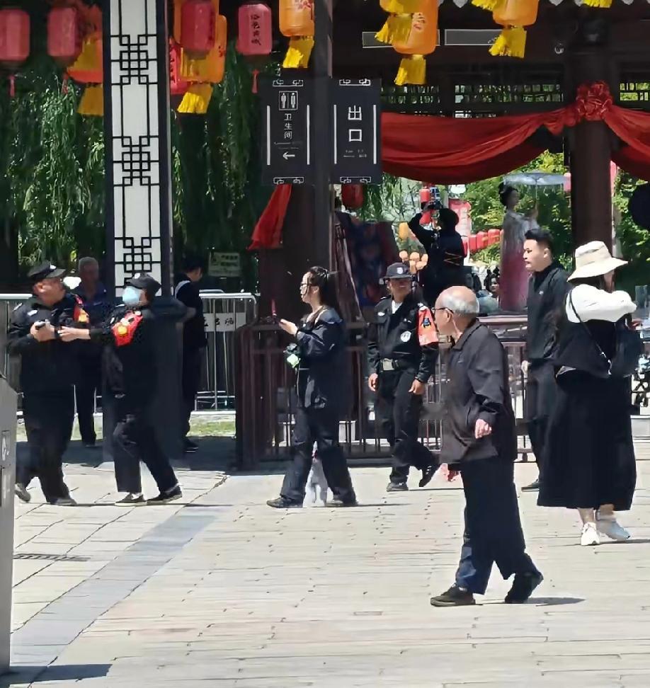 河南洛阳洛邑古城，疑保安不让女子带狗进入，被女子追着辱骂……
有网友表示:拿着三