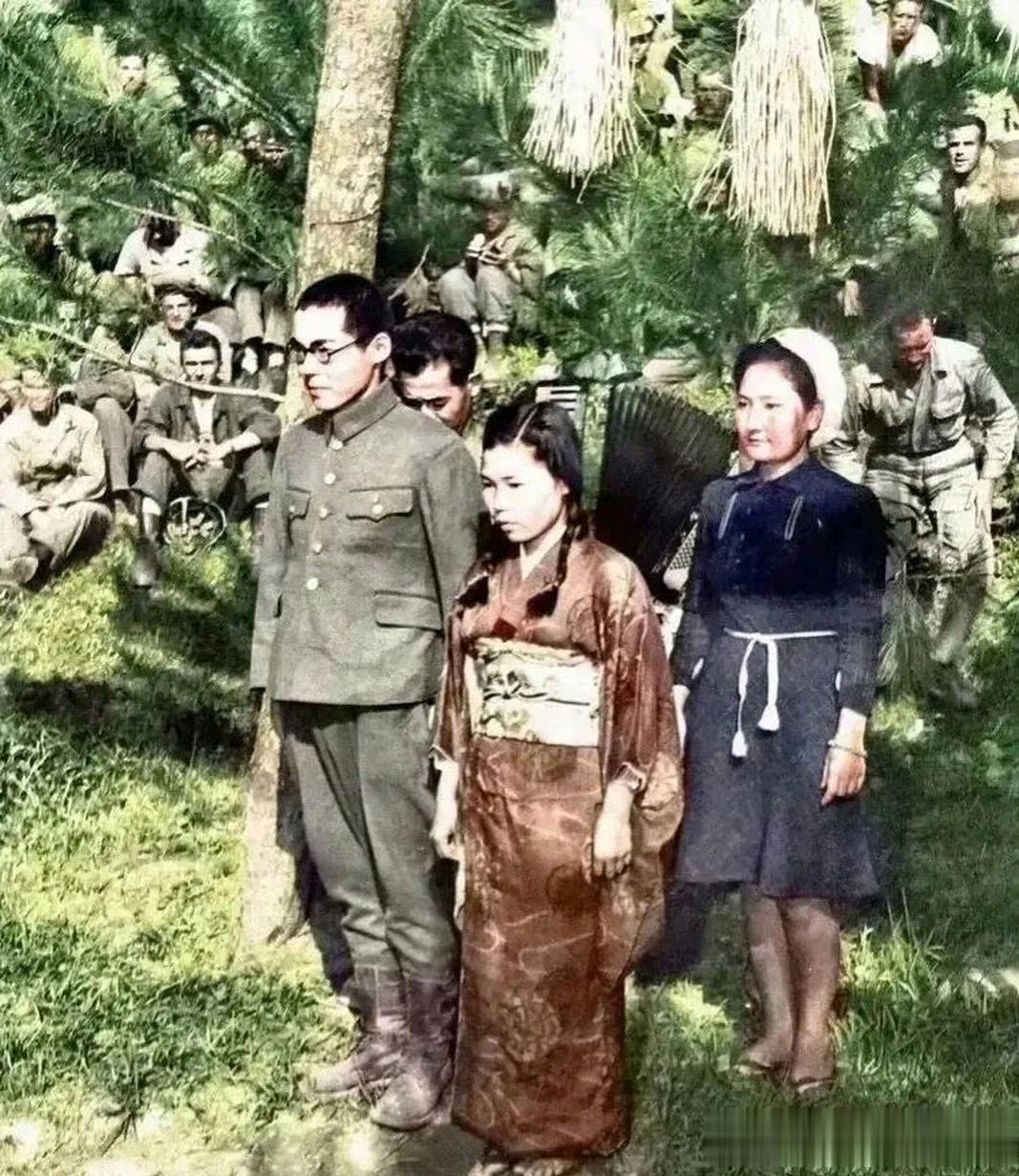 太平洋战争期间，一名驻扎在冲绳岛的日本士兵，在近万名美军的注视下举行婚礼。这次婚
