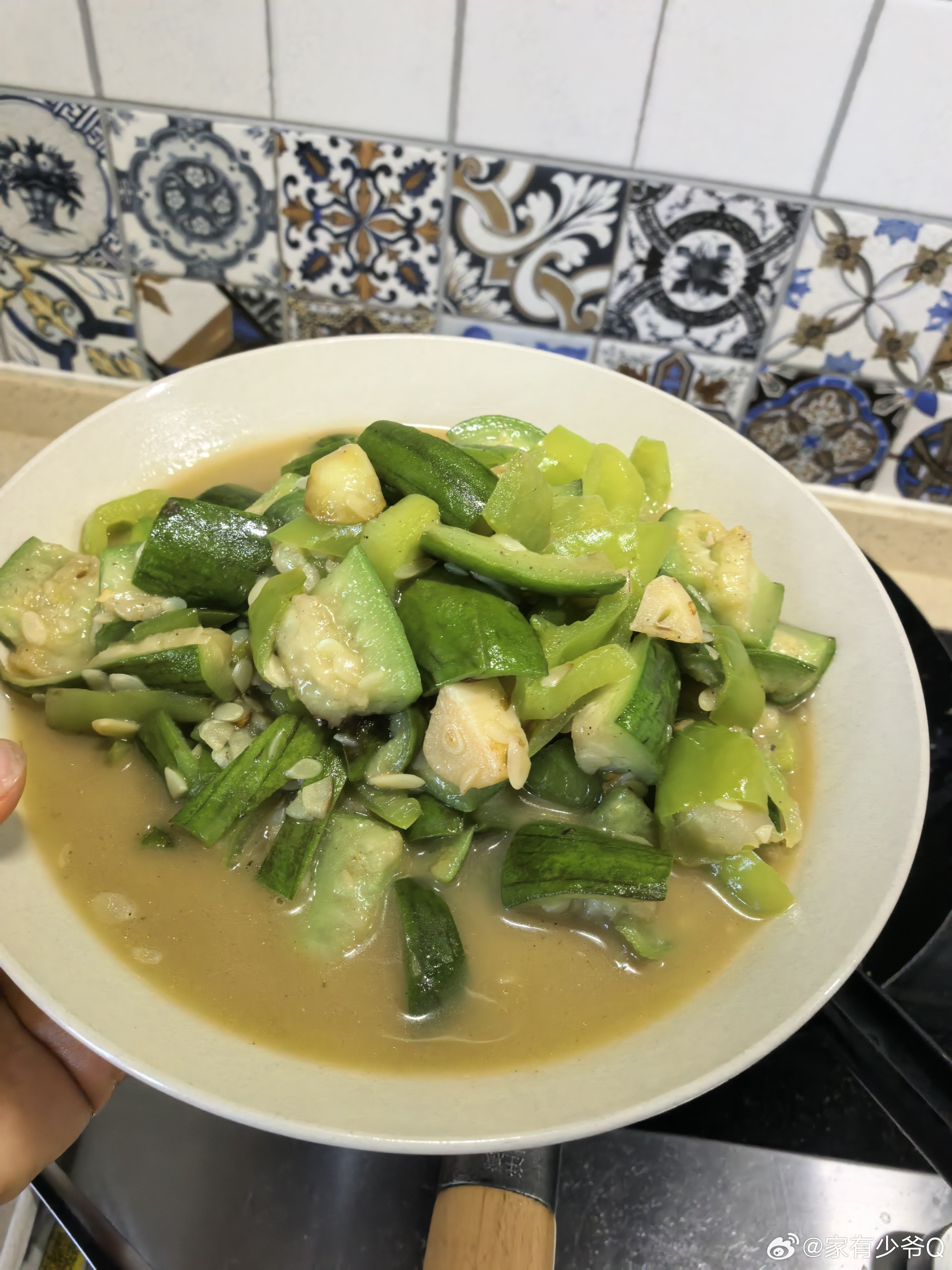 头伏饺子必须吃，还炒了一个胖丝瓜，卖丝瓜的说不削皮，我感觉她给我说错了，皮太硬了