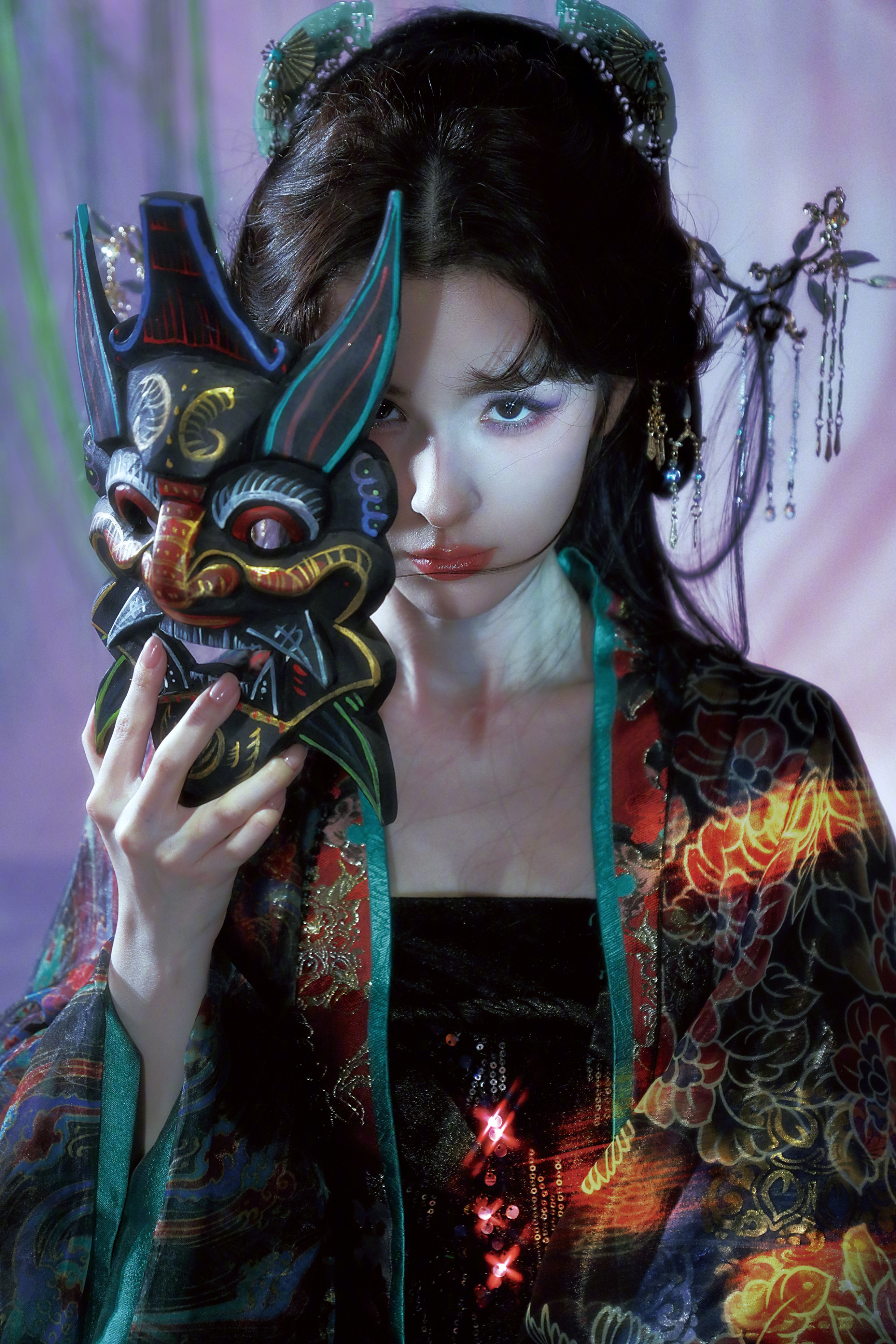 谁把哈妮克孜头发挂树上了哈妮克孜东方诡美感 把千年灵柳的仙与妖都揉进了眼神里，青