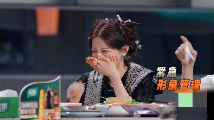 杨超越吃到紧急形象管理杨超越吃到打嗝天才厨人 杨超越前一秒还端庄认真品尝美食，下