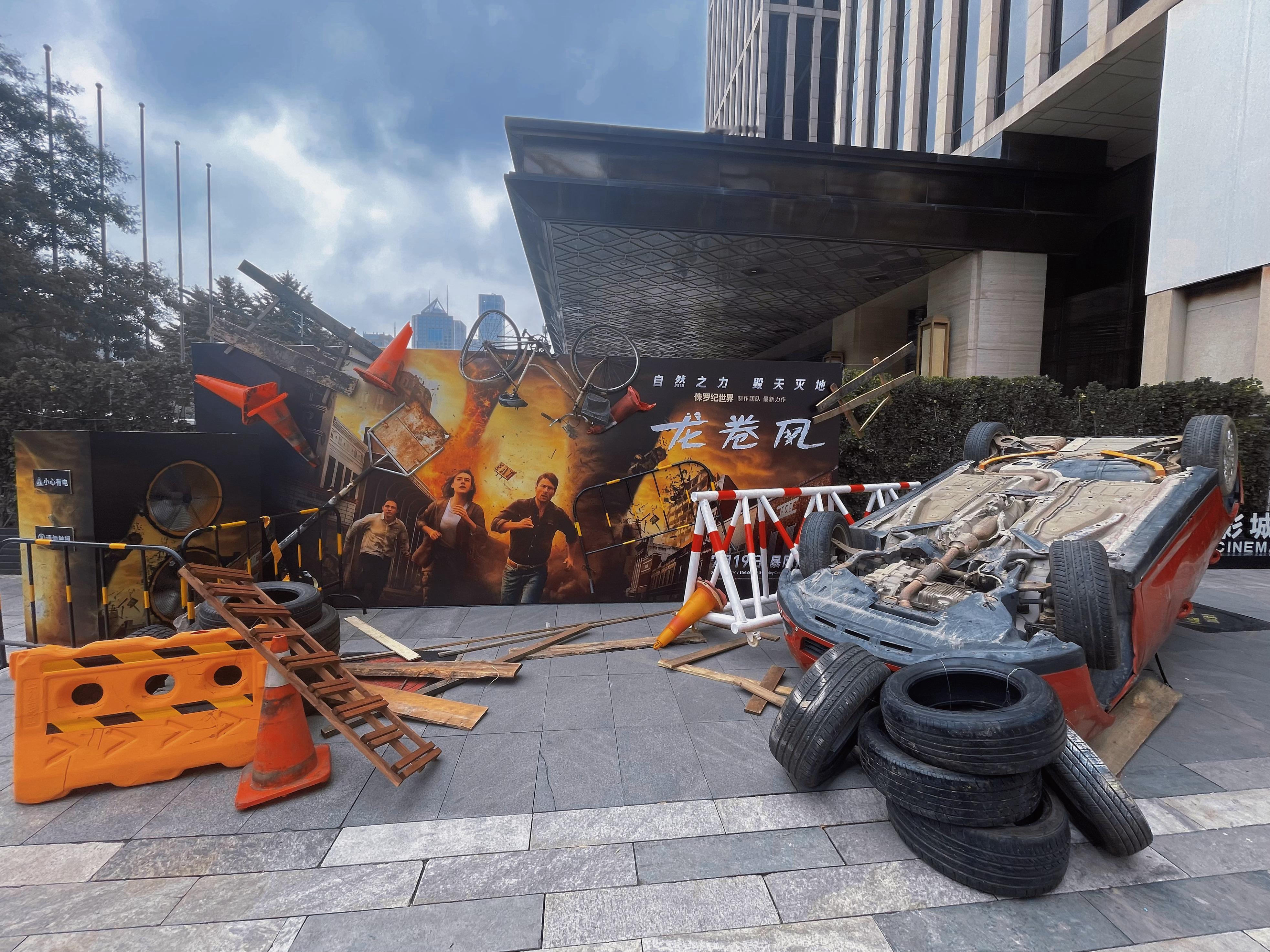 《#电影龙卷风# 》中国首映礼🌪️现场的布置很棒👍🏻本片采用35毫米胶片拍