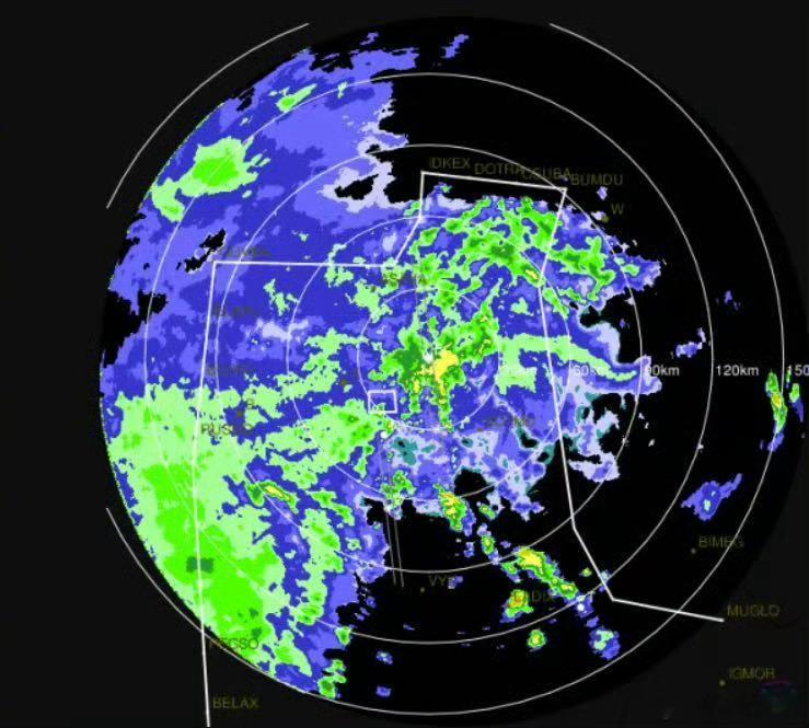 首都机场消息：目前首都机场为雷雨天气，预计持续至09时，短时雨强较大，终端区内雷