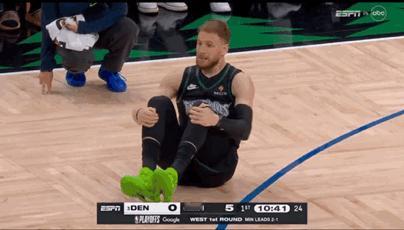 祈求无大碍🙏迪温琴佐在无对抗的情况下扭伤了脚踝，随后捂着自己的跟腱。很有可能是