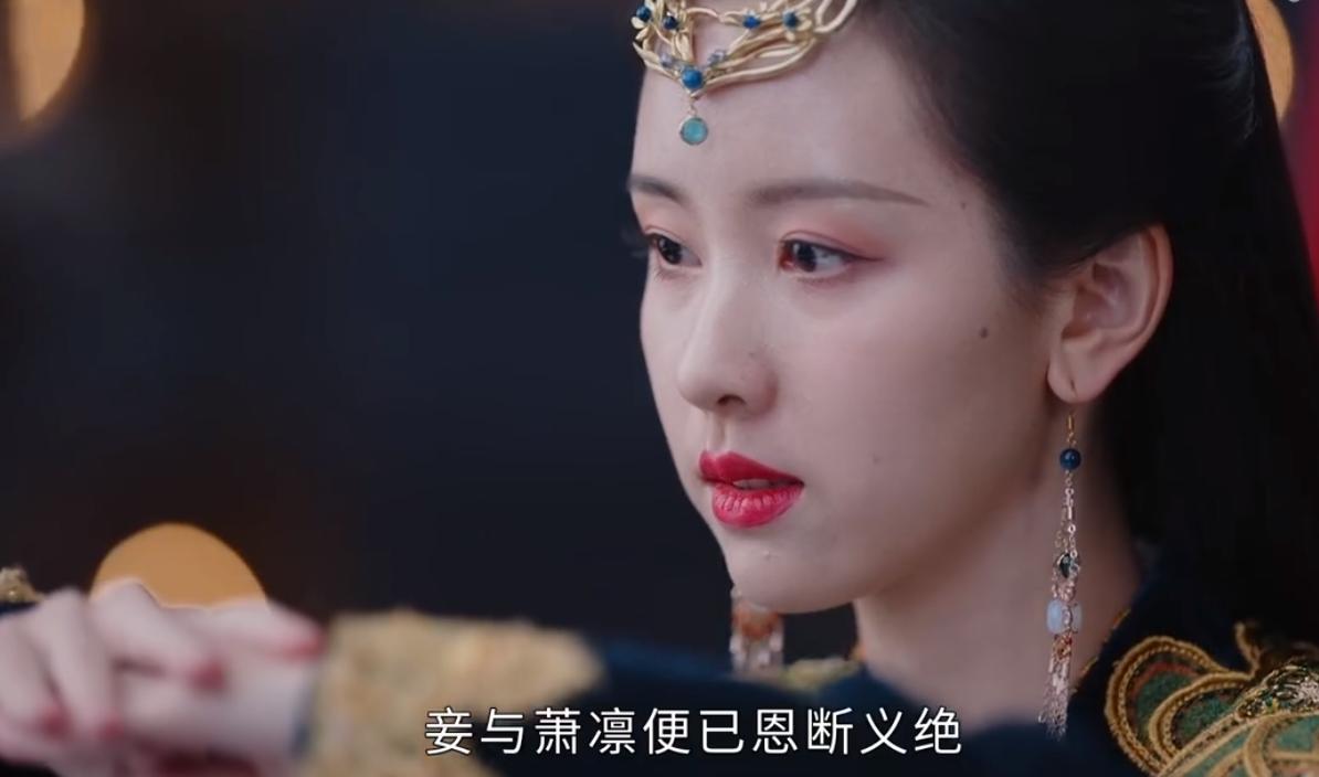 《长月烬明》不缺争议，编剧勾勒的苦恋，陈都灵贡献的演技，比比皆是话题。
比起许多