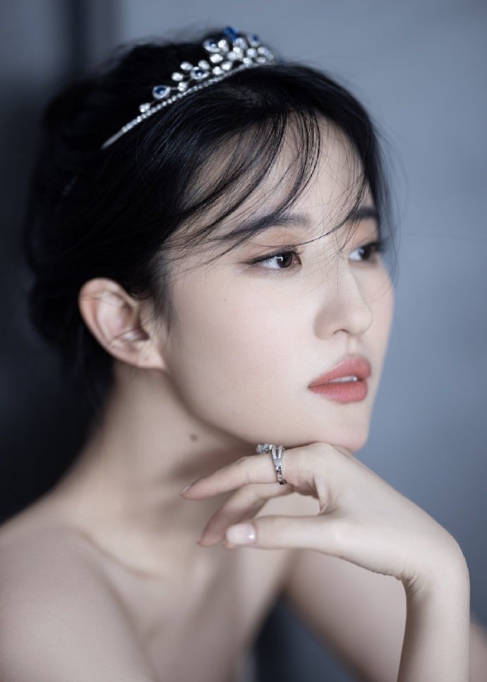 刘亦菲少女头像，白纱轻盈，灵动的茜茜公主。刘亦菲