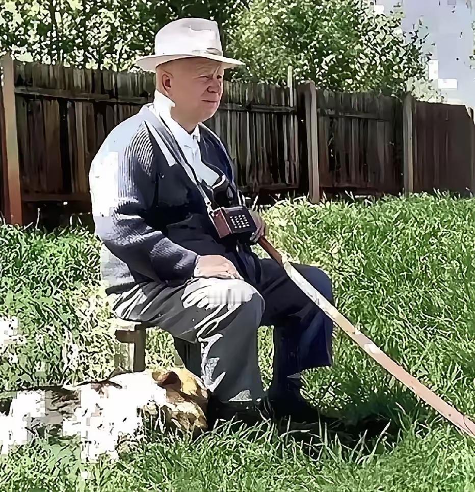 这张1964年下台后的赫鲁晓夫老照片，满是岁月的沧桑与落差。褪去权力光环的他，身