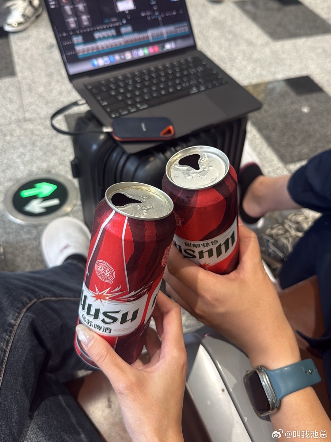 带走酒店的一次性拖鞋是今晚最聪明的决定，早已预料到又会被困机场， 北京·北京大兴