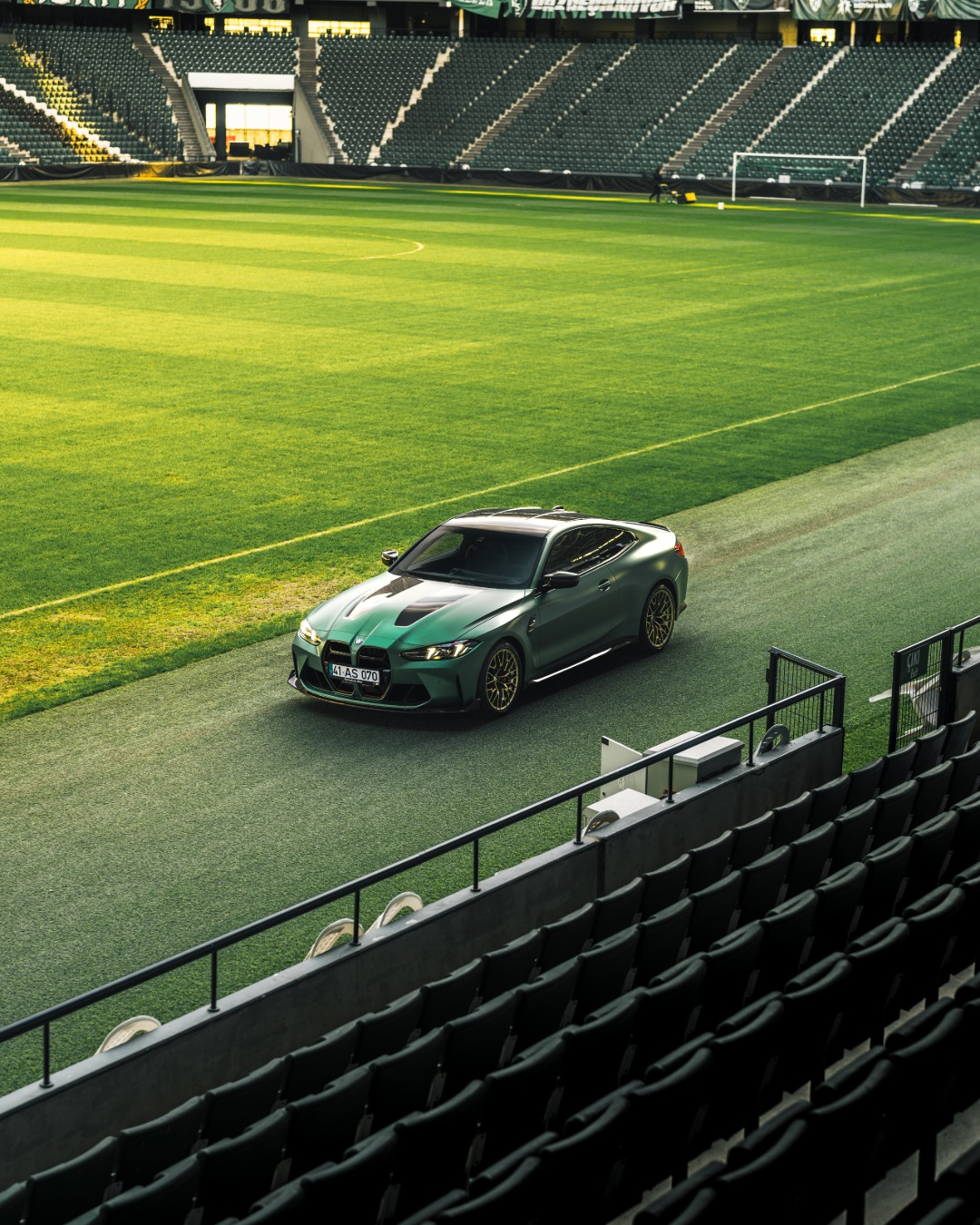 磨砂野境绿，赛道感满满！轻量化设计，操控更精准，性能与颜值兼备！ 