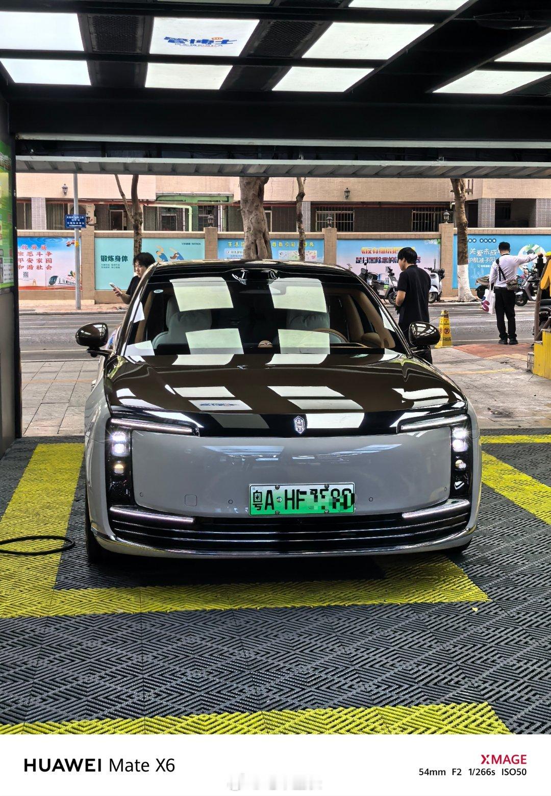 洗好车了，刚好店里还有一辆迈迈，大家更喜欢哪辆车的气场？ 