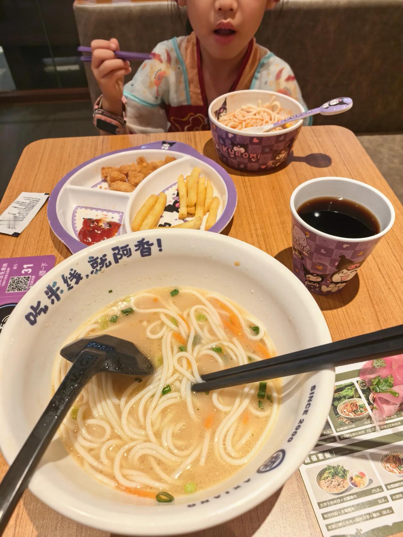 工地离惠济万达近，谈完事来这里吃碗米线，每次来万达都要吃它的儿童套餐。
说实话我