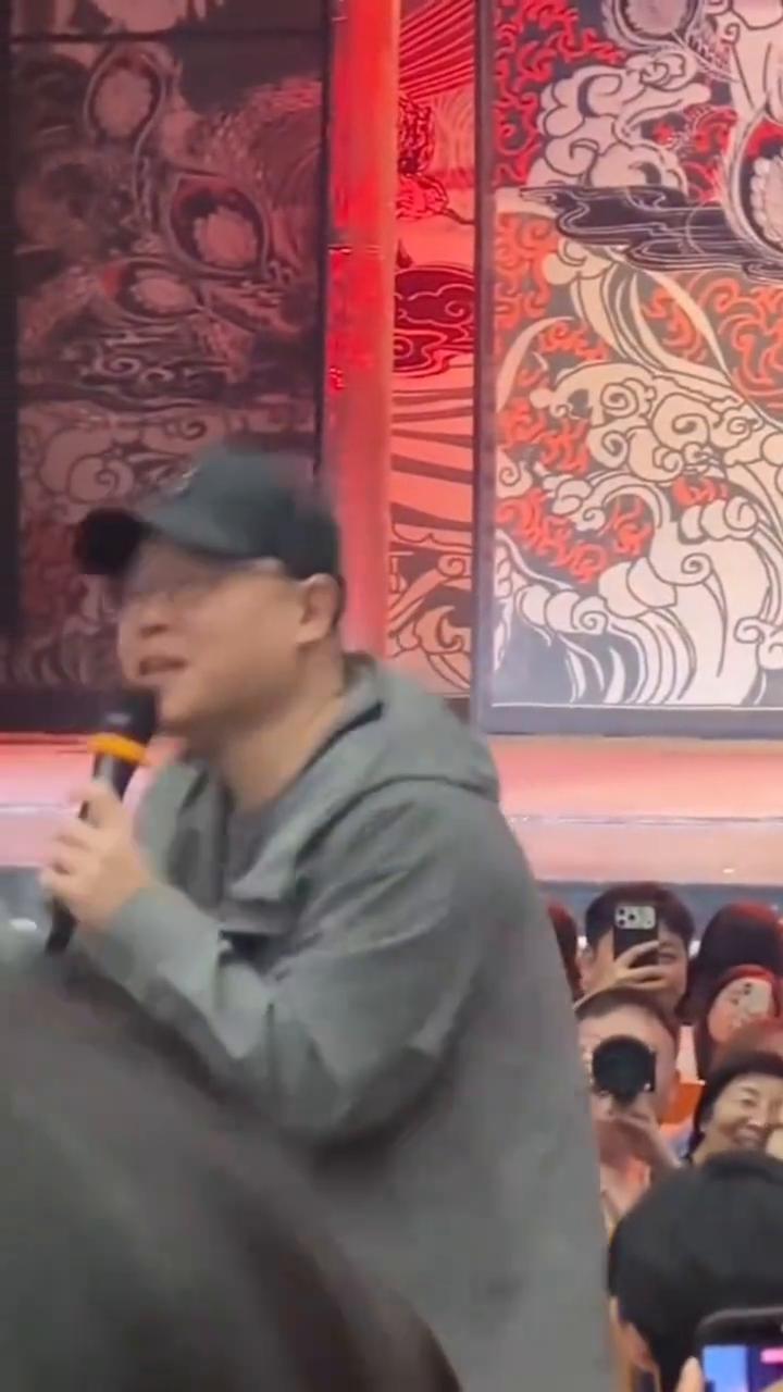 前面的人在看后面，后面的人在看前面。我一直在找他们说有明星，到底是谁？我以为刘德
