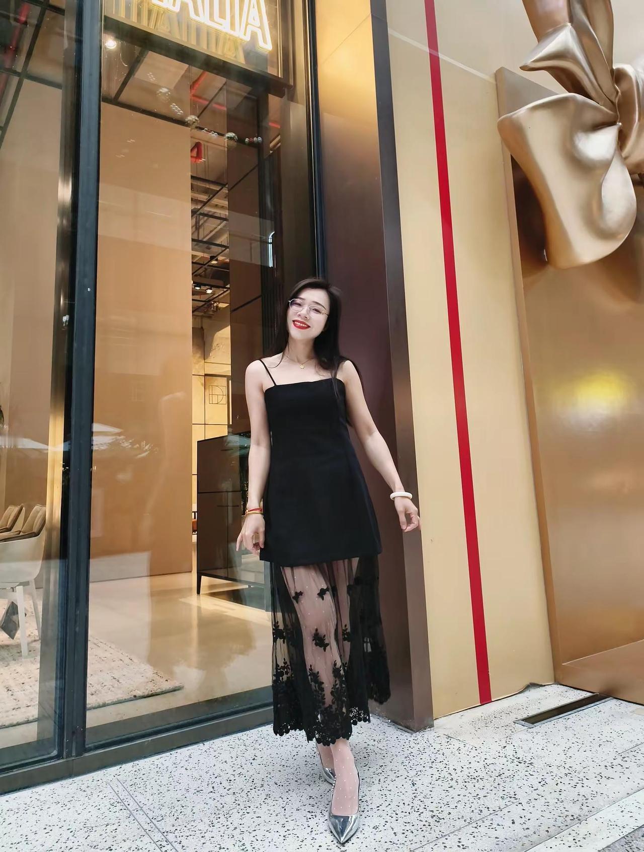 黑色连衣裙穿搭。时间一天天过的好快啊。