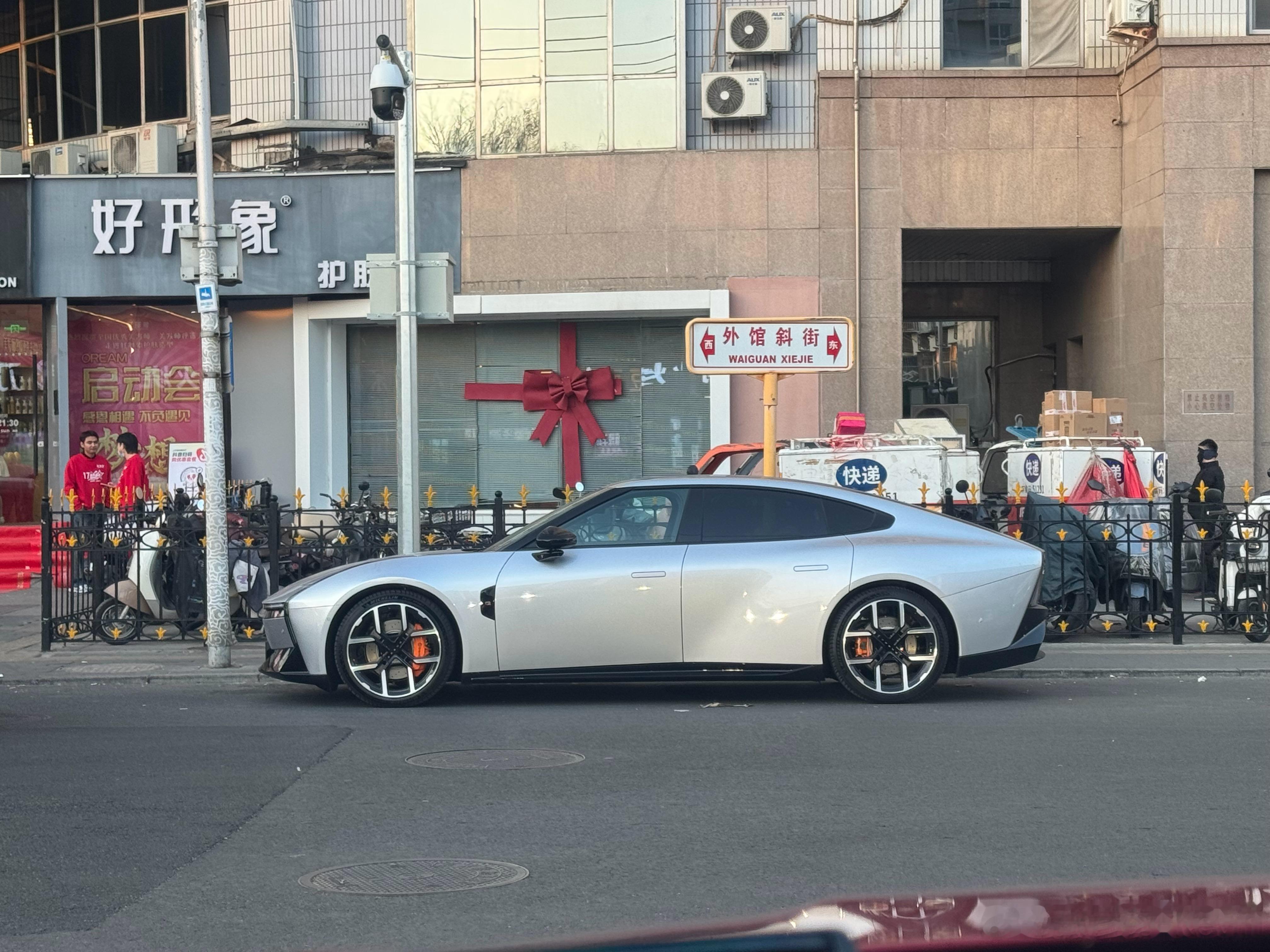 就这新的小鹏P7，虽然我没开过不知道怎么样，但这外形真是看一次拍一次，真的很漂亮