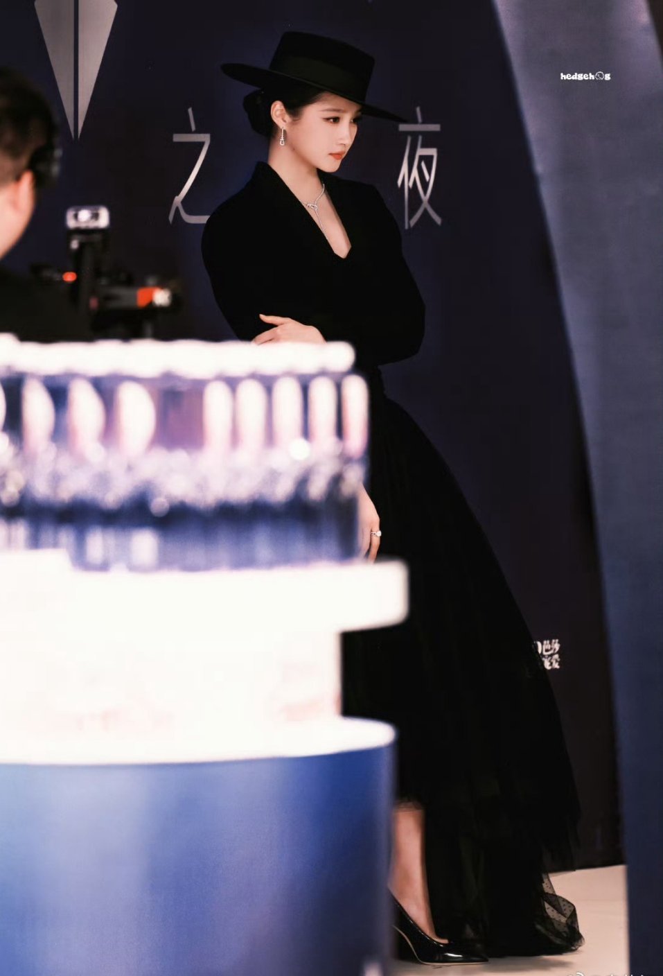 关晓彤第一次在红毯戴帽子很高贵 亮眼啊 搞事业的关晓彤很美丽哦