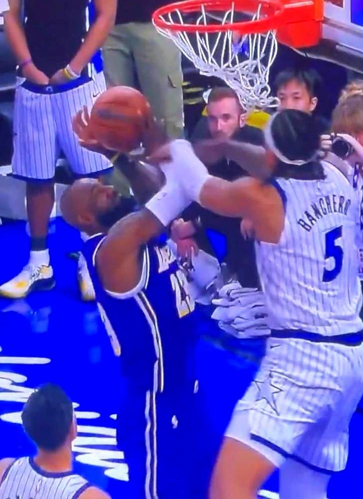 0.6秒绝杀！这比赛简直是剧本。

詹姆斯里程碑之夜，常规赛出场数历史第一！可最