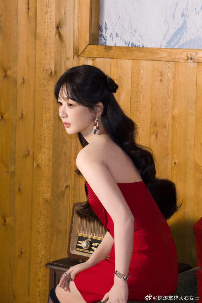 杨紫红心裸肩裙杨紫黑丝红心礼服家业给杨紫庆生 红心裸肩裙配黑丝，杨紫生日造型甜度