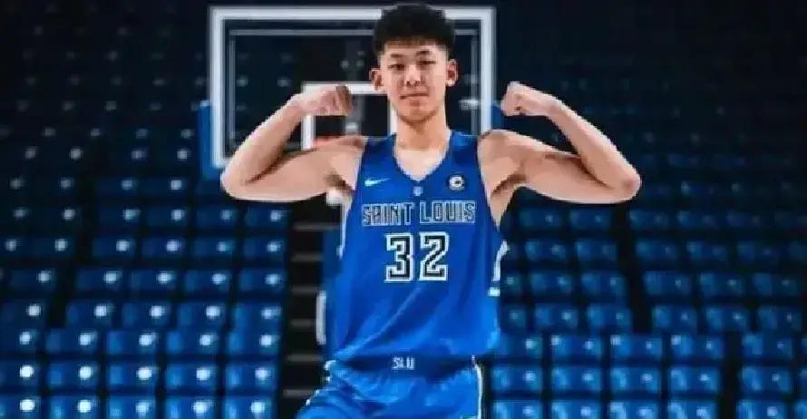 周琦腰伤一犯，护框像漏勺，场均17分听着还行，防守效率却掉了12%。
 
徐昕最