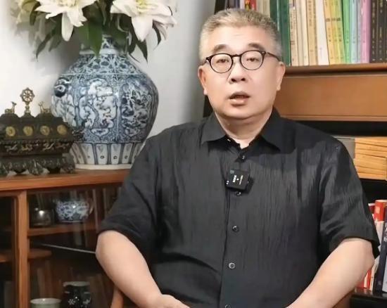 复旦大学钱文忠教授曾表示：“我们的社会已经开始遭遇严峻的问题，严峻到那些诚实守信