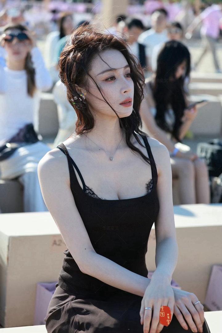 隆妮 