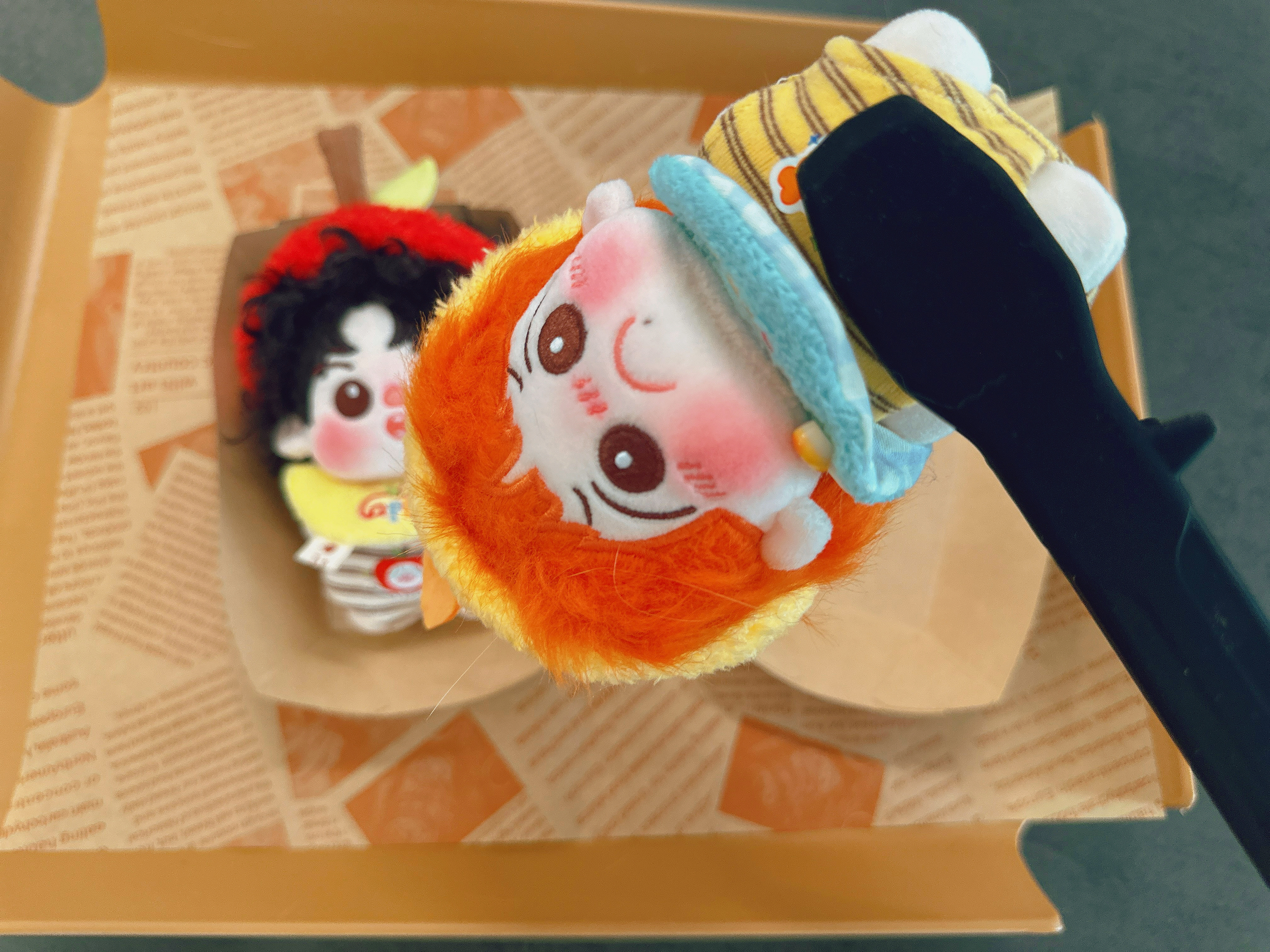 咋回事呢 烤完了想摆个盘 有一只怎么都夹不住一直要逃我真的要生气了！