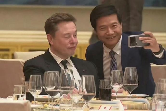 大佬也追星，欢迎晚宴上，小米雷军主动与埃隆马斯克合影！