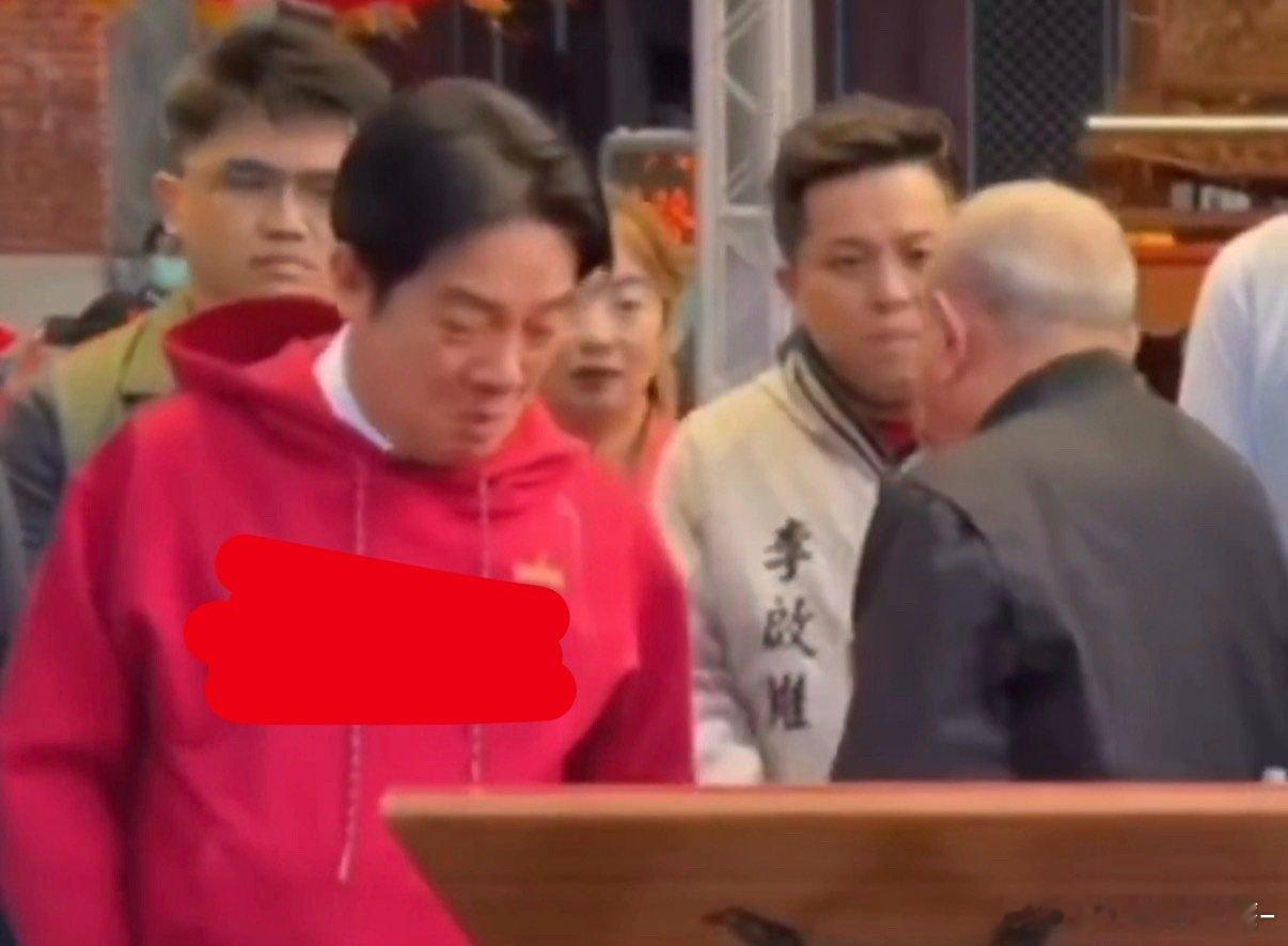 八十年修为压不住令人作呕的赖蛤蟆。赖清德到台南祀典武庙上香时，武庙主委林培火突然