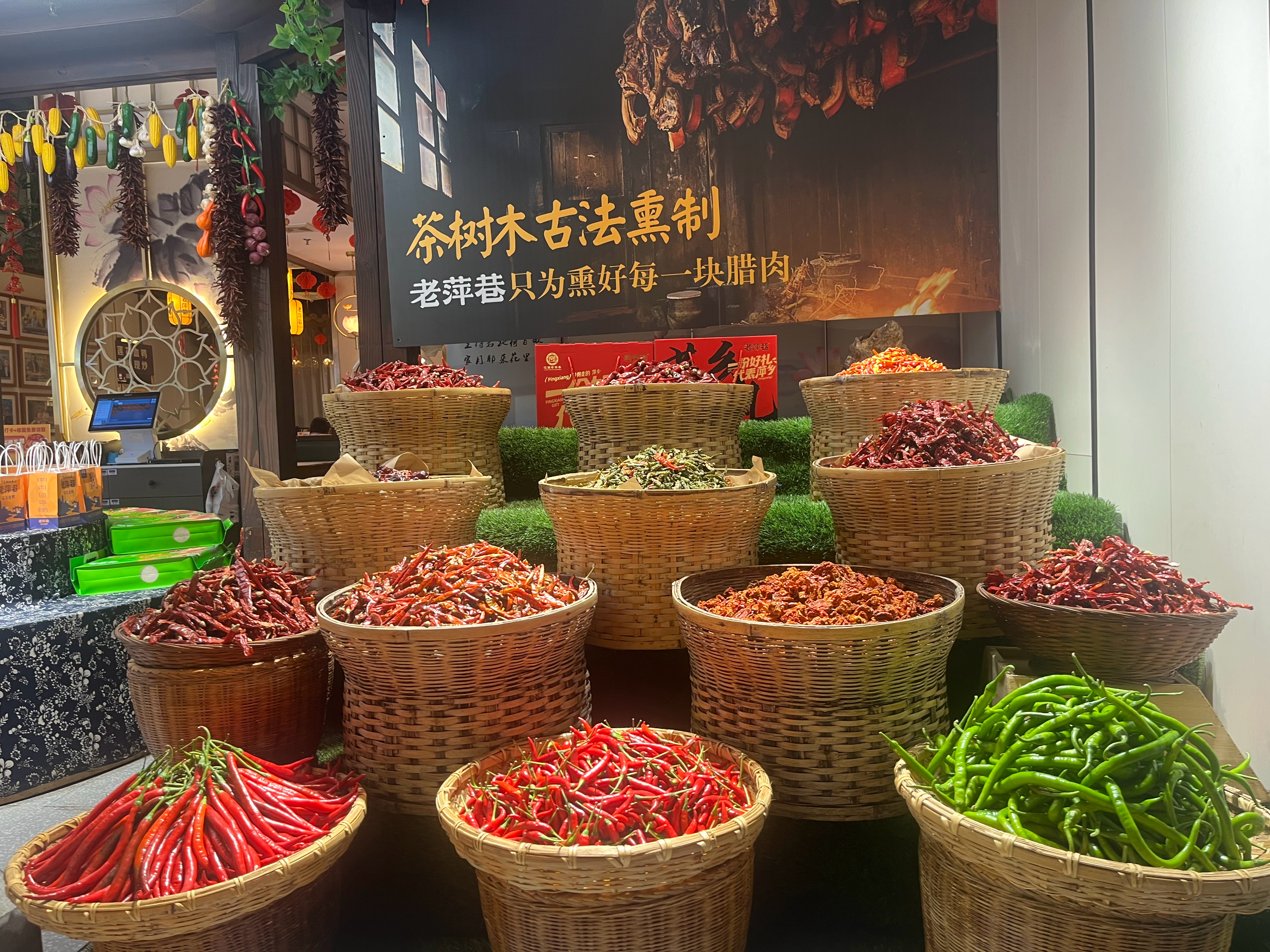 萍乡莲花血鸭我来了。这个绿豆稀怎么这么甜。江西和湖南贵州四川重庆人比起来谁更能吃