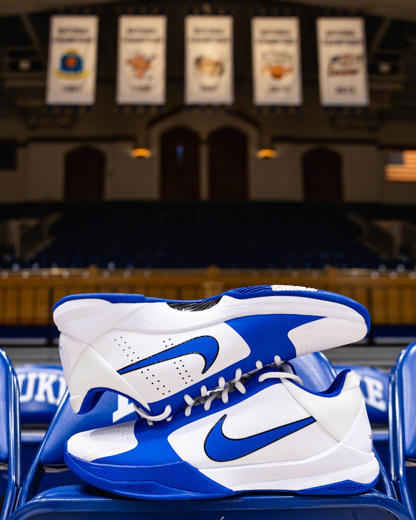 杜克大学男篮晒出的本赛季球队收到的各种PE鞋款，各种球星签名鞋，各种专属配色，主