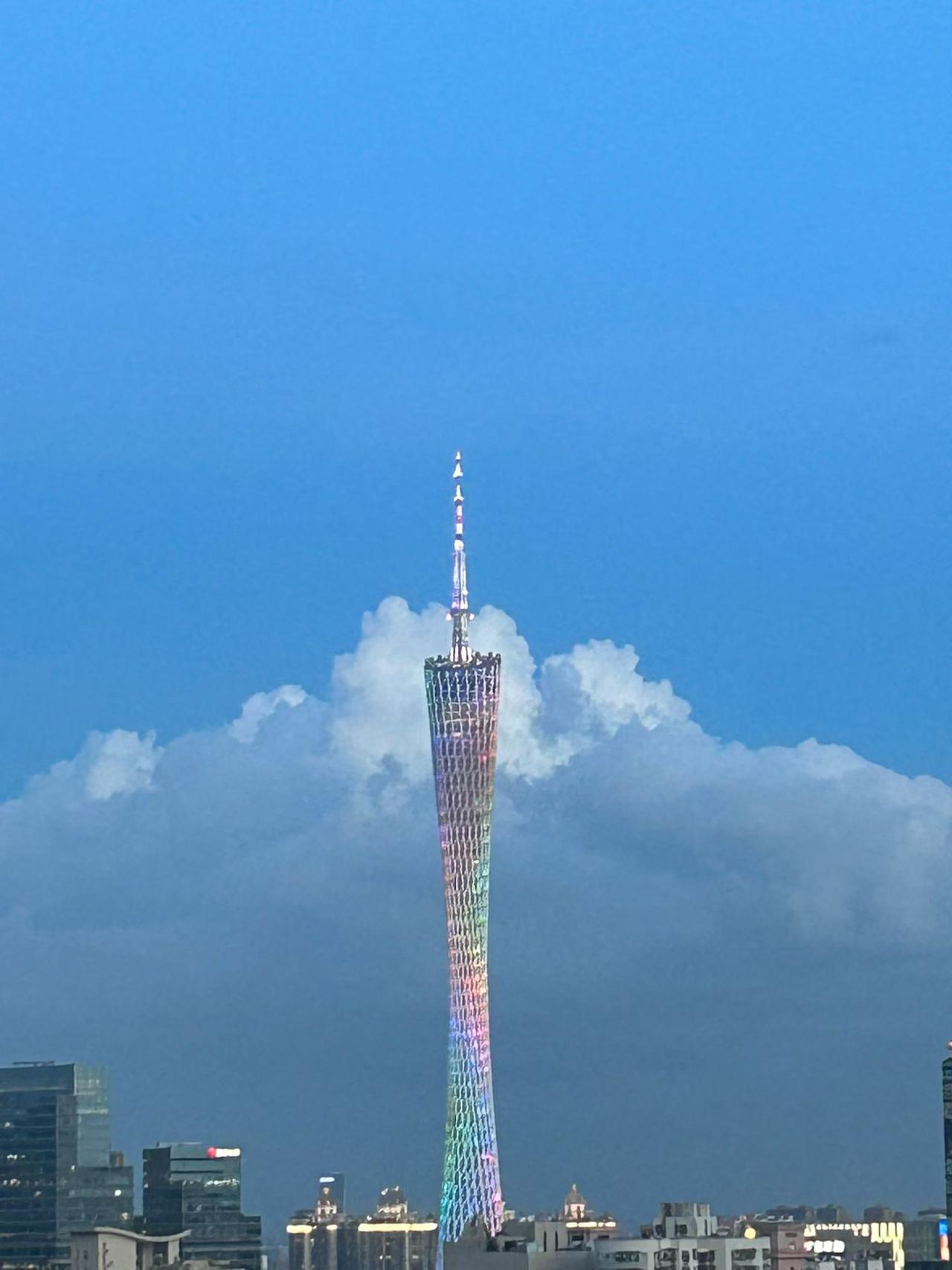 “泡汤”🌀前奏曲。雨过天晴，蓝天白云，惠风和畅。

今晚广州的黄昏的晚霞，如梦