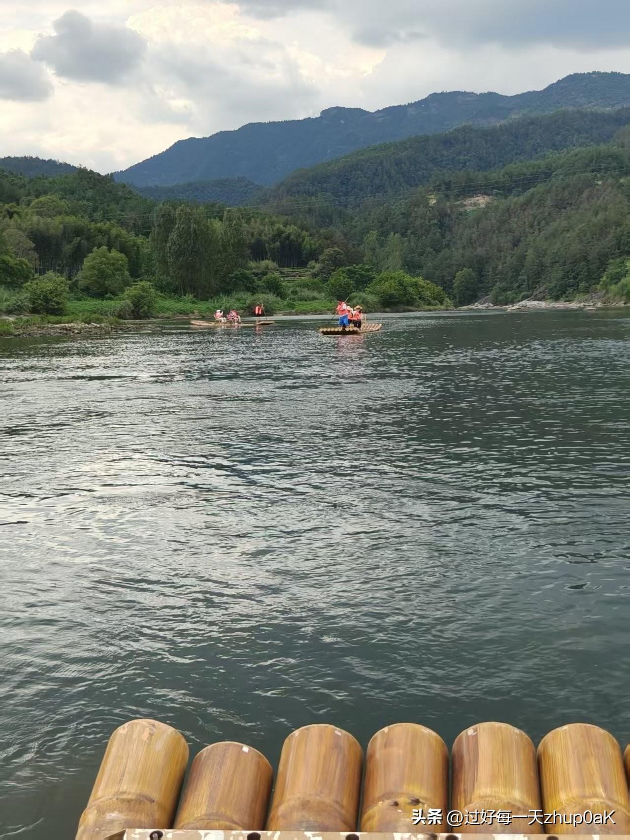 岳西袁家渡天仙河竹筏漂流。
这种漂流没有橡皮艇刺激，属于休闲型漂流，坐在竹筏的椅